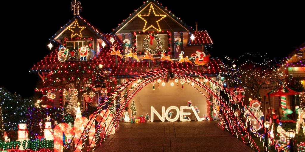 Now that the holidays are here, what better way is there to celebrate than by seeing some light displays. Here in Arizona you are in luck. The Winterhaven Festival of Lights is an amazing option for seeing some outwardly displays of holiday cheer...with LIGHTS! 